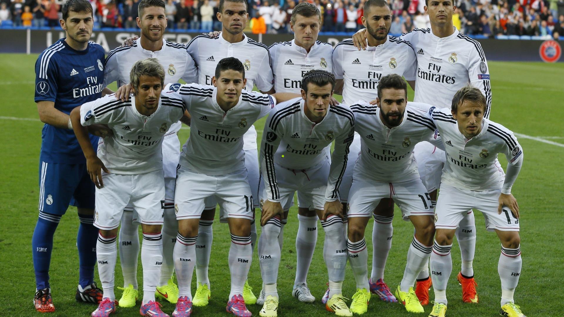 赛后互动瞬间引发热议，詹姆斯示好未获回应，戴维斯冷淡态度成焦点