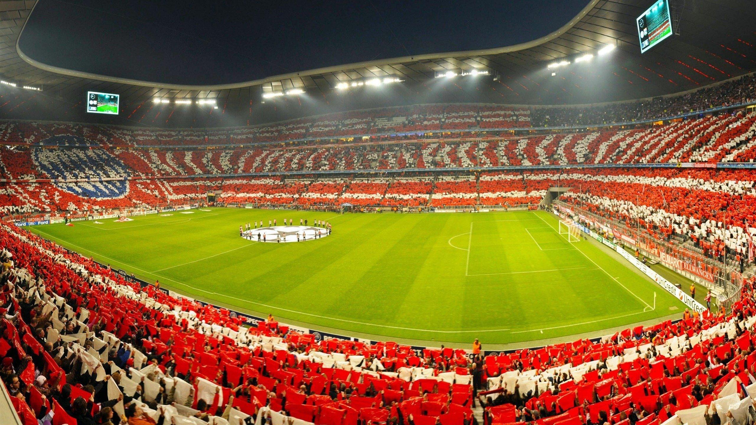 国足抵达训练场,全力冲刺新加坡世预赛备战